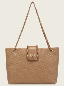 Minimalistische geweven shopper in karamel met kettingriem en gouden draaisluiting
