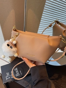 Sac bandoulière plissé en similicuir abricot avec pendentif en peluche doux