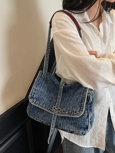 Sac cabas rétro en denim délavé bleu avec bandoulière élégante en cuir rouge