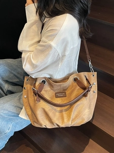 Grande borsa tote vintage con borchie e tracolla in elegante finitura marrone