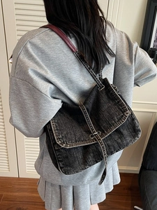Sac fourre-tout rétro en denim délavé avec bandoulière contrastée porté par mannequin