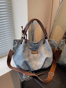Grande borsa tote blu-grigio minimalista con cinturini in pelle marrone per pendolari