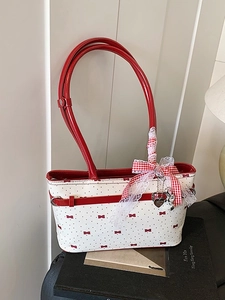Borsa a spalla vintage bianca a pois rossi con nastro a fiocco e ciondolo a cuore