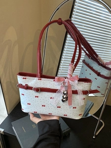 Borsa tote retrò in tela con fiocchi rossi e ciondoli a cuore d'argento vista frontale