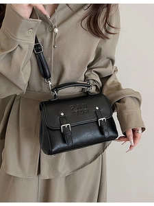 Klassische schwarze Leder Umhängetasche für Damen mit dekorativen Schnallen und Logo
