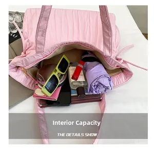 Vista dettagliata dell'interno di una capiente borsa shopper rosa trapuntata chic