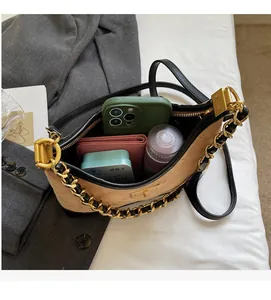 Vue détaillée du compartiment intérieur spacieux du sac seau matelassé à chaîne beige