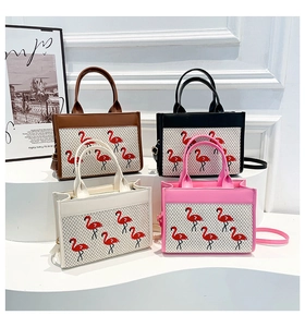 Détail de quatre sacs cabas tissés avec motifs de flamants roses brodés en plusieurs coloris