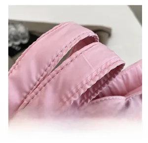 Dettaglio della tracolla imbottita rosa della borsa tote grande con cuciture trapuntate