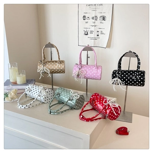 Détails des sacs cylindriques à pois en six couleurs avec breloque en perles
