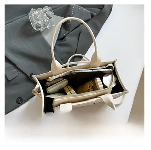 Vue de dessus de l'intérieur du sac fourre-tout beige avec grand espace et compartiment