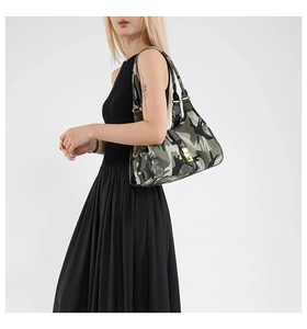 Détail du sac sous l'aisselle en nylon camouflage avec fermeture à bouton-pression métal