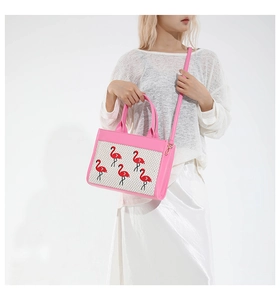 Sac bandoulière rose en tissu tissé blanc avec détails de broderie flamant rouge