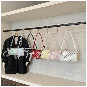 Sacs bandoulière à pois avec nœuds en résille et perles en sept jolies couleurs