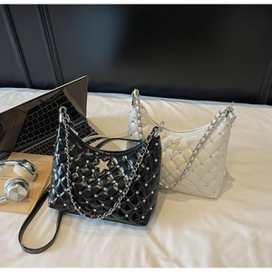 Sacs portés épaule en cuir brillant matelassé avec pendentifs étoile et bandoulières chaîne