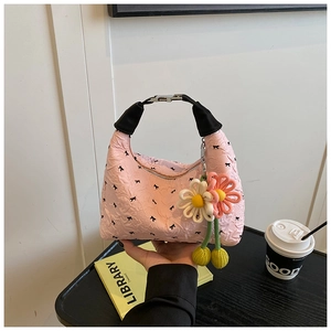 Rosa plissierte Handtasche mit schwarzem Schleifendraht und Gänseblümchen-Anhänger