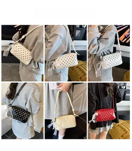 Vue détaillée des sacs bandoulière à pois avec nœuds en dentelle et breloques perles en quatre couleurs