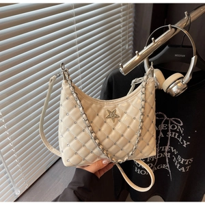 Détail du sac croissant matelassé blanc avec étoile en strass et chaîne argent