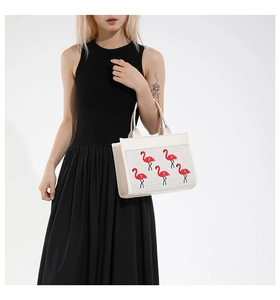 Détail du sac cabas crème avec broderie flamant rose rouge et poignées solides