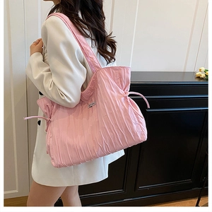 Dettaglio della borsa tote rosa a pieghe con trama a coulisse e design capiente
