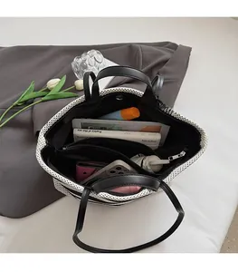 Détail de l'intérieur d'un grand cabas montrant les compartiments et la poche zippée