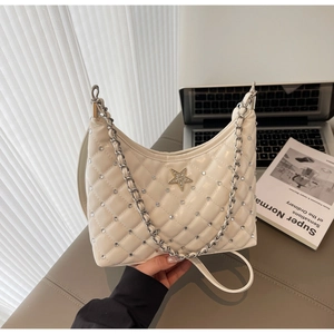 Détail du sac croissant matelassé crème avec pendentif étoile et strass brillants
