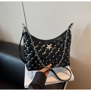 Détail du sac hobo noir matelassé avec étoile argentée et clous métalliques