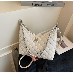 Gros plan détaillé du sac hobo blanc matelassé avec strass brillants et étoile
