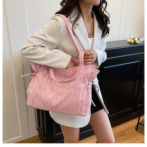 Dettaglio della borsa tote rosa a pieghe con coulisse in nylon e grande capacità interna