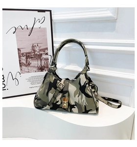 Détail du sac hobo camouflage montrant la texture toile et la boucle en métal doré