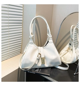 Détail du sac blanc crème avec fermoir doré et texture en cuir synthétique chic