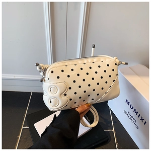 Détail du sac bandoulière blanc à pois avec écusson chiffre 8 en relief et bandoulière