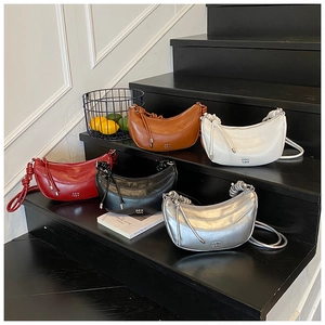 Détail de sacs hobo élégants en plusieurs couleurs avec bandoulière à nœud tendance
