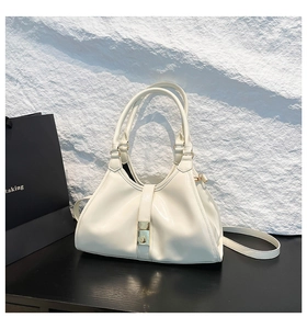 Gros plan du sac à main en cuir verni blanc crème avec fermoir doré et détails plissés