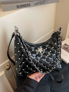 Sac bandoulière noir brillant matelassé avec emblème étoile argenté et détails strass