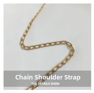 Detailopname van een gouden metalen platte ketting schouderband voor avondtassen