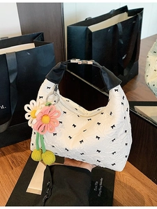 Gesteppte weiße Hobo-Tasche mit schwarzen Schleifen und floralem Anhänger für Damen
