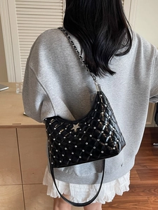Sac bandoulière matelassé noir chic avec emblème étoile argentée et détails strass