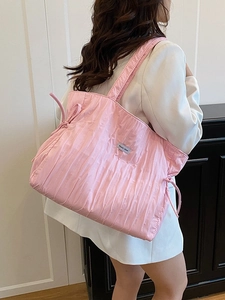 Grande borsa tote rosa a pieghe con coulisse per donna indossata da una modella