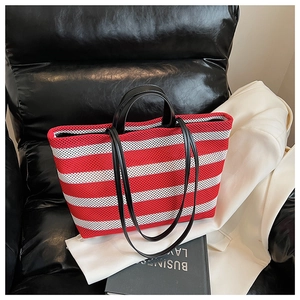 Détail du sac cabas à rayures rouges et blanches avec maille tissée et anses noires