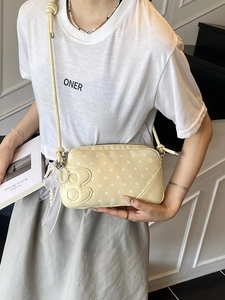 Sac à bandoulière jaune pâle à pois avec breloque numéro 8 et dentelle perle
