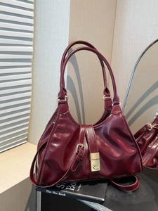 Sac sous le bras bordeaux minimaliste avec boucle en métal et cuir synthétique vintage doux
