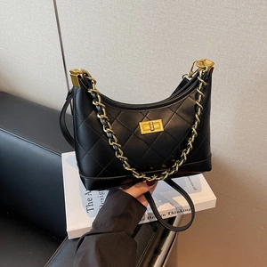 Sac demi-lune chic en cuir noir matelassé avec chaîne dorée et fermoir pivotant