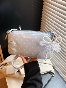 Sac bandoulière bleu clair à pois avec nœud en perles et broderie de la lettre B