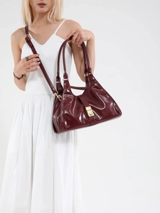 Sac sous le bras minimaliste rouge foncé brillant avec boucle dorée et bandoulière réglable