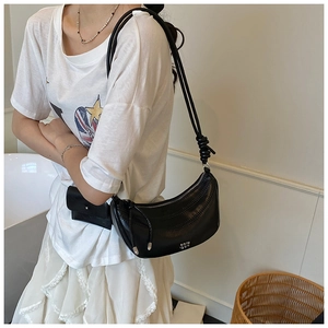 Détail du sac hobo noir matelassé avec bandoulière en corde et petit porte-monnaie