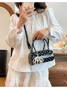 Sac cylindrique à pois avec pompon en perles et bandoulière en cuir réglable