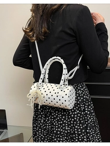 Sac à main cylindrique à pois noir et blanc avec breloque cœur en perles chic