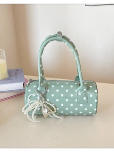 Sac cylindrique vert à pois avec breloque en perles et pendentif en cœur
