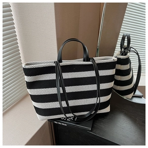 Détail du grand sac cabas à rayures avec poignées en cuir et finition en texture tissée